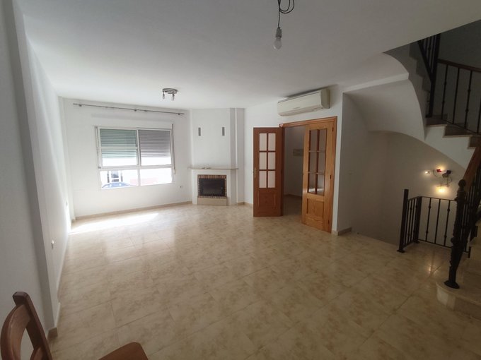 Adosado de 5 habitaciones en Pego.