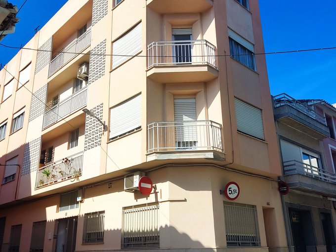 Vivienda, estudio y garaje en el centro de la poblacion.