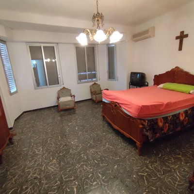 Vivienda muy grade, 344 m2, cerca del centro de la población