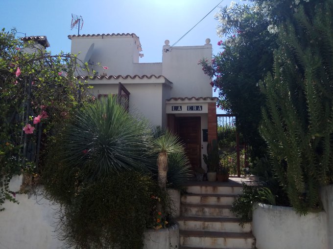 Casa de pueblo rústica con patio y piscina y vistas espectaculares a las montañas.