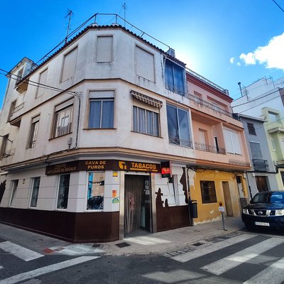 Vivienda en el centro del pueblo, esquinero,  muy luminoso,