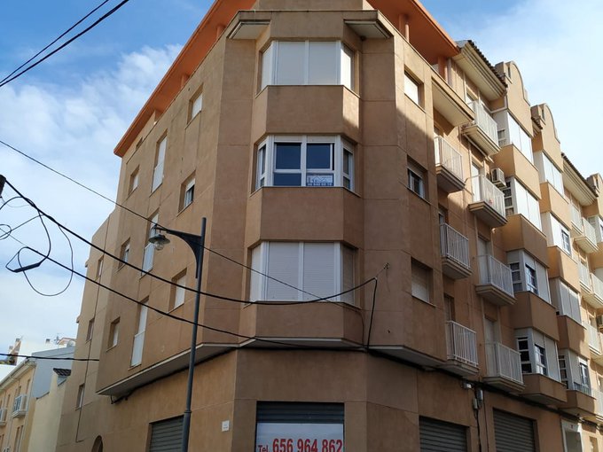 Piso cerca del paseo, en una finca de sólo 3 viviendas y terraza comunitaria.