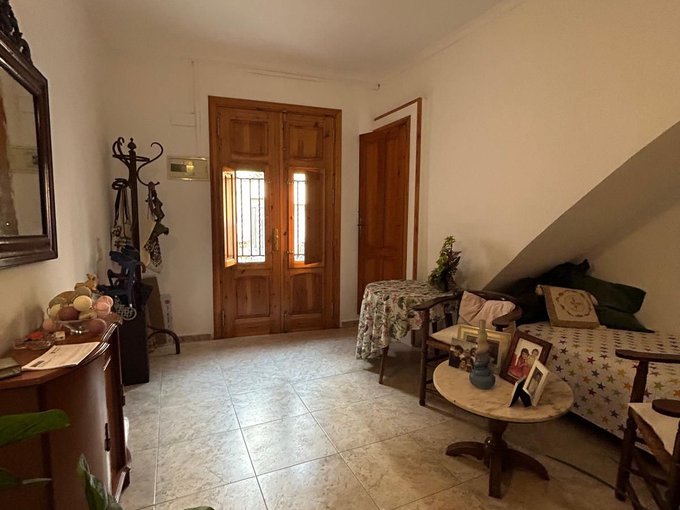 Vivienda de 3 plantas en el centro del pueblo.