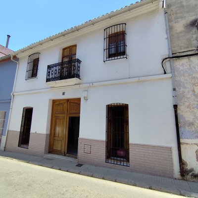 Casa de pueblo reformada y cerca del centro .