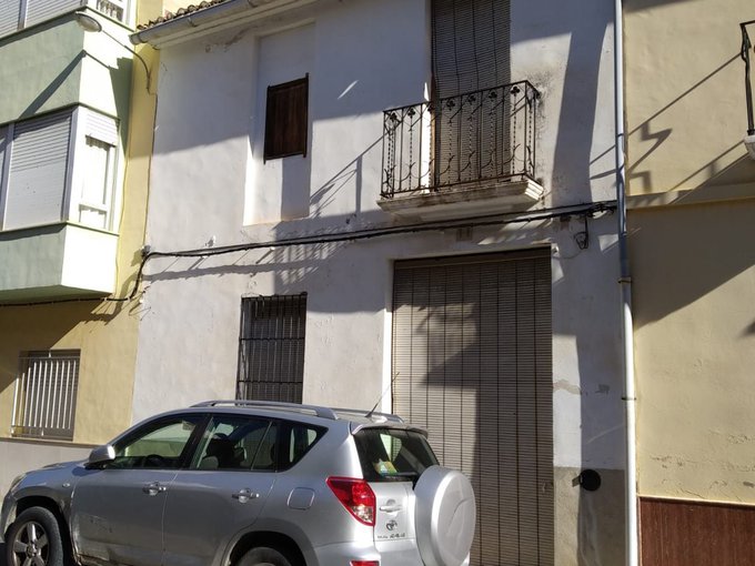  TRADITIONAL HOUSE IN RESIDENTIAL AREA