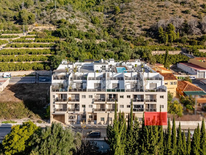 Vivienda en un bajo, con garaje privado y piscina comunitaria