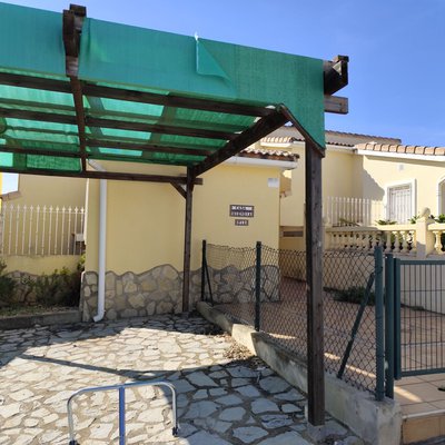 Vivienda pareada de 3 habitaciones, dos baños , salon comedor y cocina.