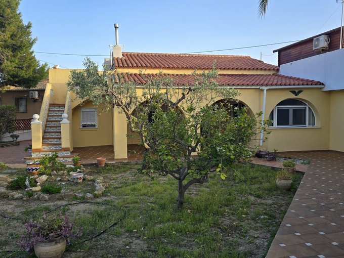 Casa adosada esquinera en les Marines, Denia