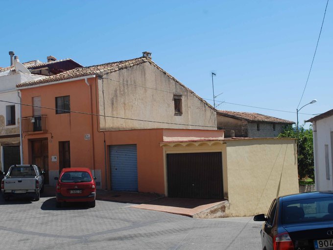 Casa de poble amb jardí.