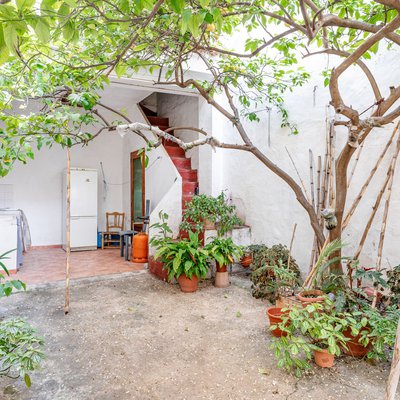 Casa de pueblo con dos viviendas separadas y garaje.