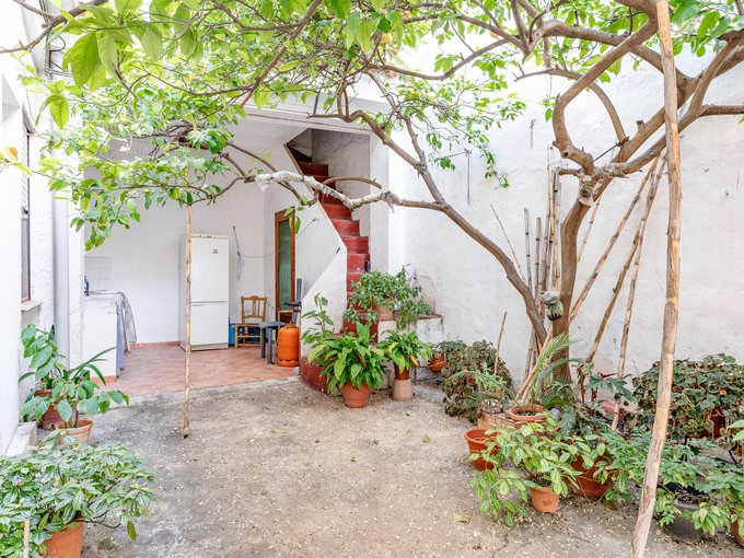 Casa de pueblo con dos viviendas separadas y garaje.