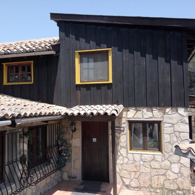 Vivienda de madera en suelo rústico.