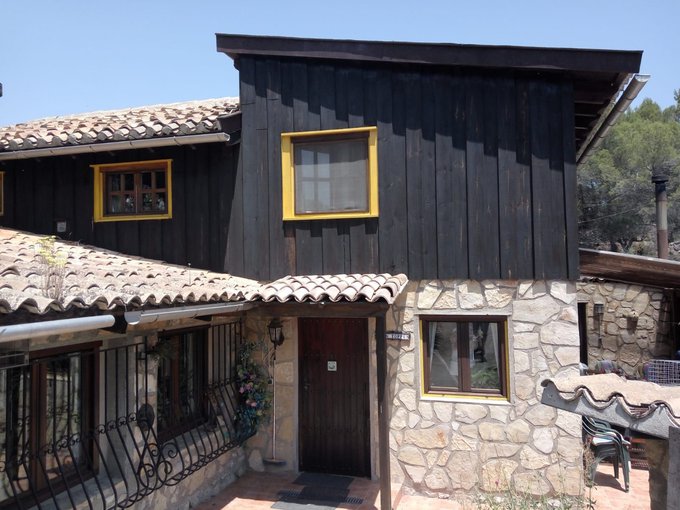 Vivienda de madera en suelo rústico.
