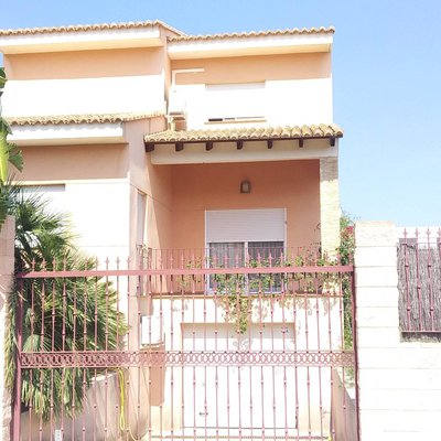 Chalet con piscina en el pueblo.