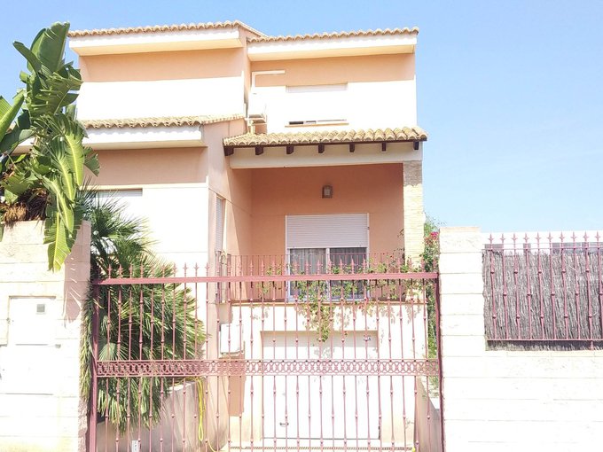 Chalet con piscina en el pueblo.