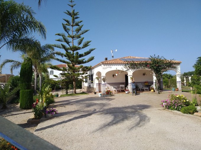 Chalet a 5 minutos de la playa, de la hípica de Oliva nova y del campo de golf.