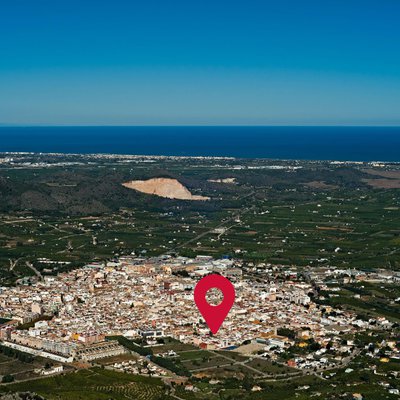 Casa de pueblo con dos viviendas separadas y garaje.