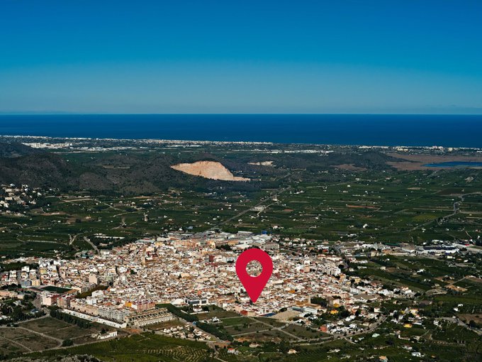 Casa de pueblo con dos viviendas separadas y garaje.