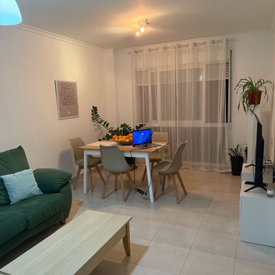 Precioso piso de dos habitaciones, con un baño, garaje cerrado y piscina comunitaria