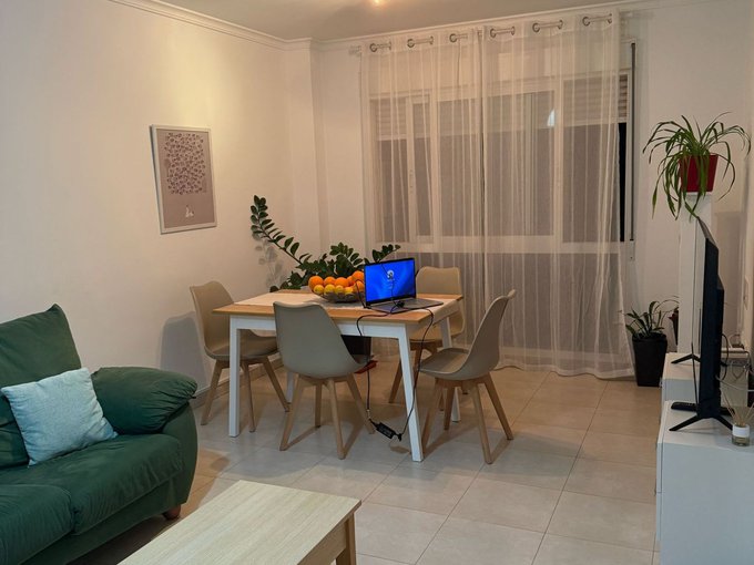 Precioso piso de dos habitaciones, con un baño, garaje cerrado y piscina comunitaria