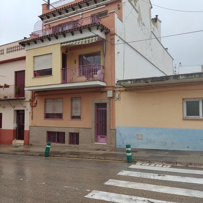 Casa de pueblo distribuida en dos viviendas, terraza y sotano