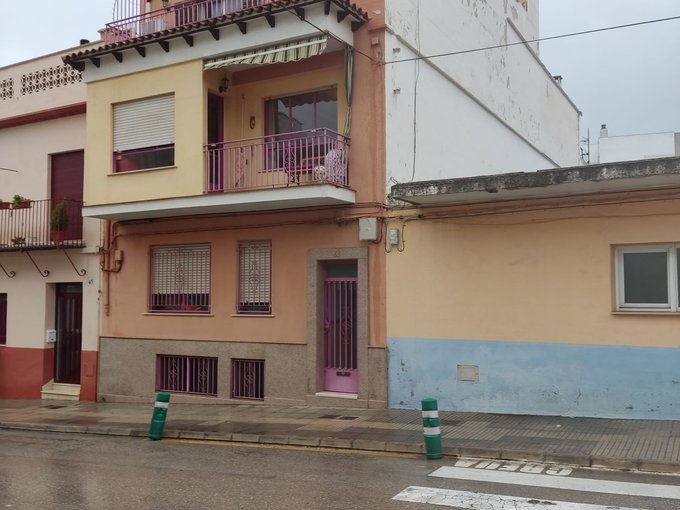 Casa de pueblo distribuida en dos viviendas, terraza y sotano